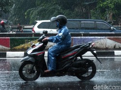 4 Langkah Merawat Jas Hujan yang Benar, Jangan Taruh di Bawah Jok Motor