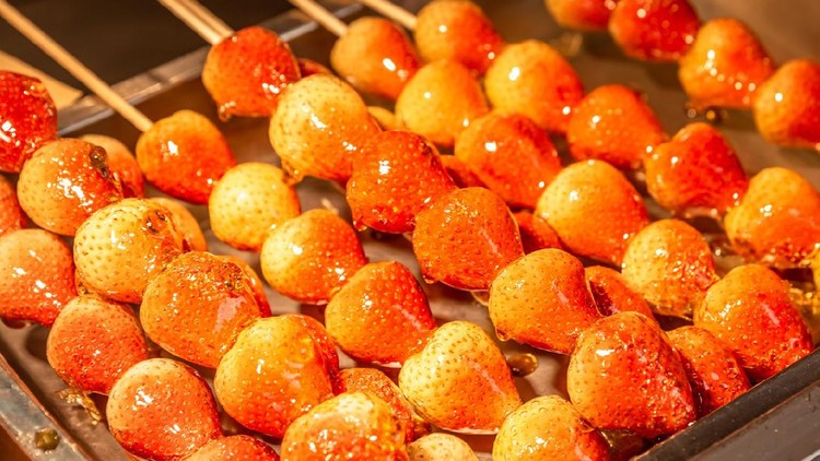 Tanghulu merupakan camilan manis dari China yang kerap disajikan di musim dingin. Tak perlu jauh-jauh ke China, Bunda bisa membuat tanghulu pakai resep ini lho.
