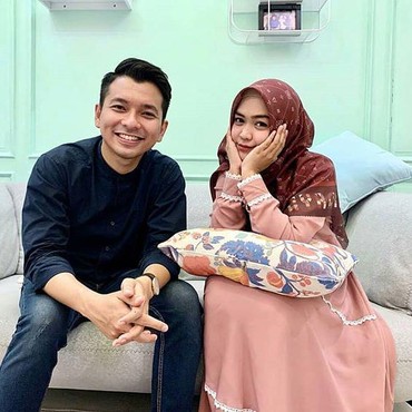 Resmi Putus, Kenang Lagi 5 Momen Kebersamaan Ria Ricis & Reza Surya