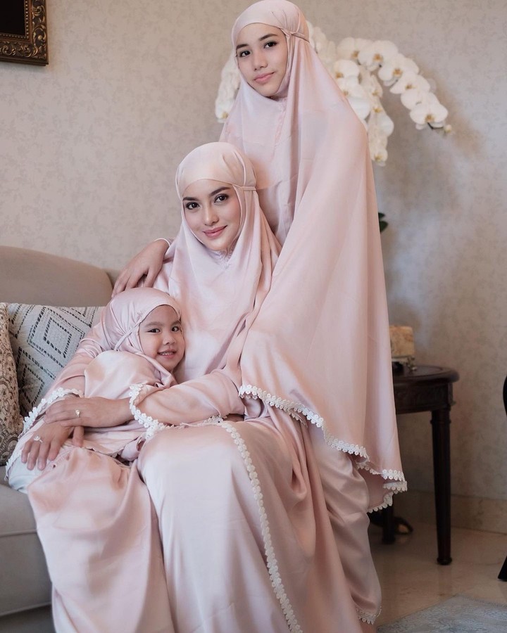 7 Potret Single Mom Ririn  Ekawati  Putri Sulungnya yang 