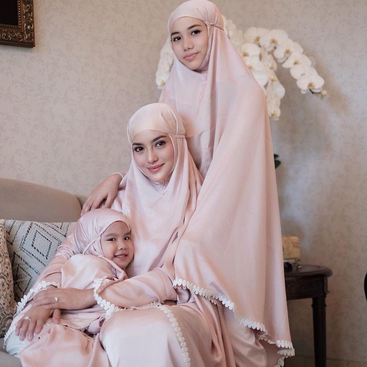<p>4. Selain Jasmine, Ririn juga memiliki seorang anak perempuan dari pernikahannya yang kedua, dan diberi nama Abigail Cattleya Putri. Dalam potret bersama, ketiganya terlihat sangat kompak ya. (Foto: Instagram @ririnekawati)</p>