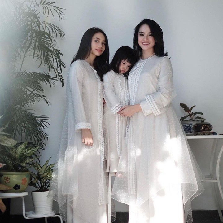 <p>6. Dalam momen Lebaran yang lalu, Ririn dan kedua anaknya mengenakan outfit serba putih. Cantik ya? (Foto: Instagram @ririnekawati)</p>