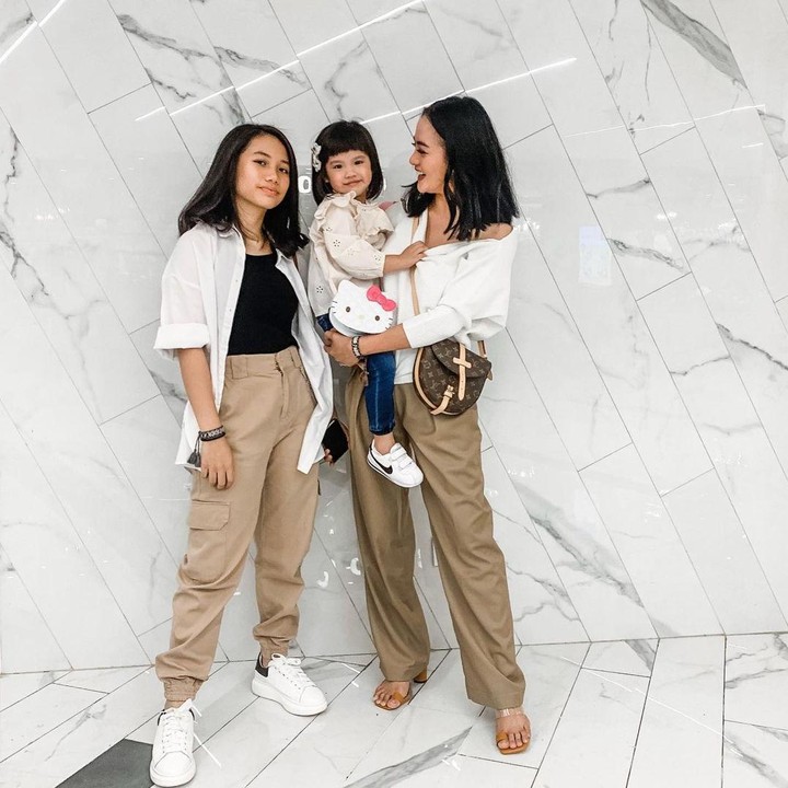 <p>7. Ririn hidup sebagai single mom bersama kedua anaknya. Kita doakan semoga keluarga mereka selalu diberi kesehatan, keharmonisan dan kebahagiaan, ya. Aamiin. (Foto: Instagram @ririnekawati)</p>