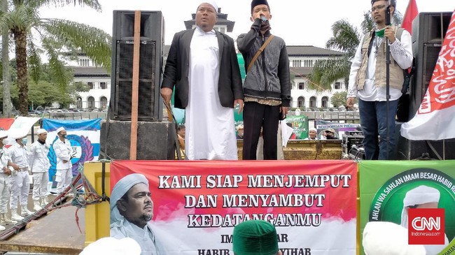 Massa aksi menggelar rapat akbar persiapan menyambut Rizieq Shihab saat demo di halaman Gedung Sate, Bandung.