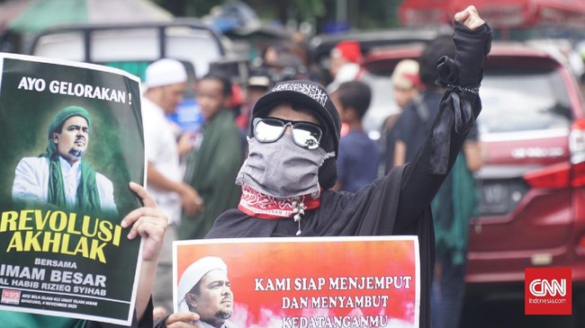 Pimpinan FPI Rizieq Shihab mengungkapkan kepulangannya ke Indonesia tak bisa via izin keluar atau bayan safar dari Saudi, tapi via jalur visa.