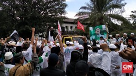 Demo Macron, Massa Aksi 411 Long March ke Gedung Merdeka