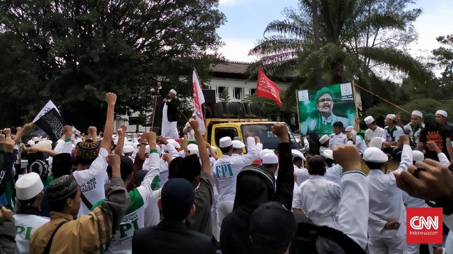 Massa 411 menggelar long march dari Gedung Sate ke Gedung Merdeka memprotes pernyataan Presiden Prancis sambil promosi kepulangan Rizieq Shihab.