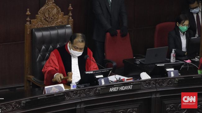 Hakim MK Minta UU PPP Direvisi Akomodir Metode Omnibus Law Empat hakim MK yang menyatakan pendapat berbeda dalam putusan UU Cipta Kerja, meminta pemerintah dan DPR merevisi UU PPP dalam jangka waktu 2 tahun unuk mengakomodir metode omnibus law.