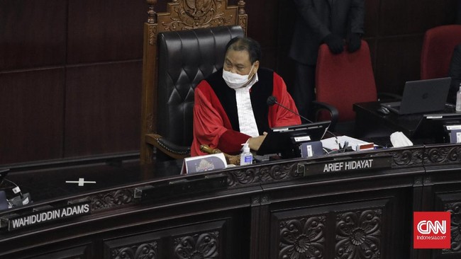 Empat hakim MK menyatakan dissenting opinion atau pendapat berbeda atas putusan gugatan Undang-undang Nomor 11 Tahun 2020 tentang Cipta Kerja.