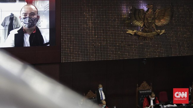 Buruh yang tergabung dalam Federasi Serikat Pekerja Singaperbangsa meminta Mahkamah Konstitusi membatalkan UU Ciptaker yang kini resmi berlaku 2 November.