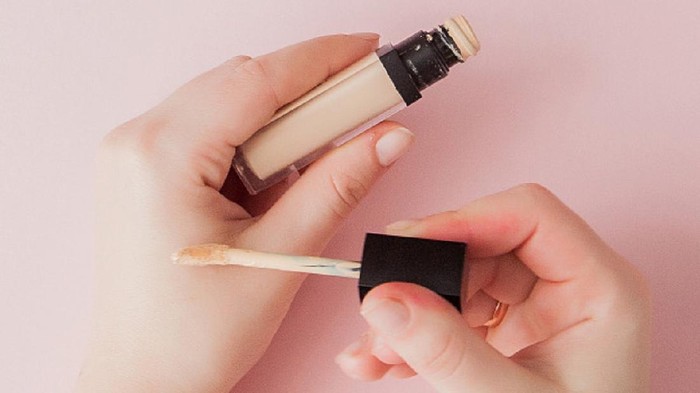 6 Tips Beli Foundation yang Tepat untuk Riasan Flawless