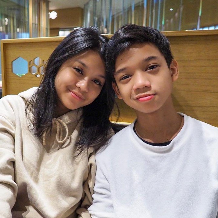 <p>Di foto ini, Yasmeen bareng adik nomor dua, Zavier. Menurut Bunda, mereka berdua mirip atau enggak? (Foto: Instagram @andra_photo)</p>