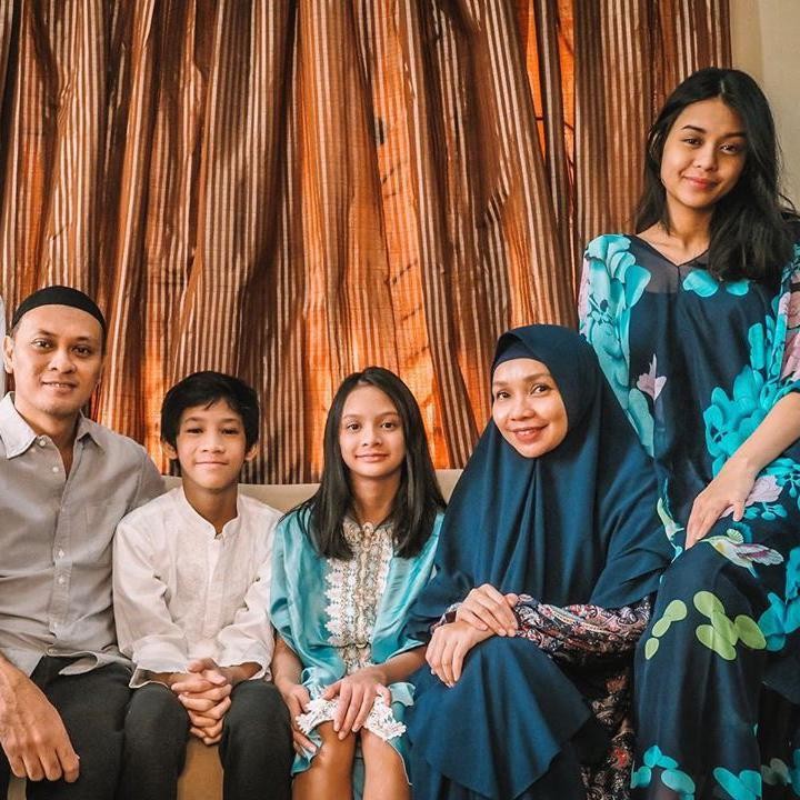 <p>Gitaris Dewa 19, Andra Ramadhan, menikahi Ismulia Permatasari pada 1999 silam. Mereka dikaruniai empat anak, Bunda, dua perempuan dan dua laki-laki. (Foto: Instagram @andra_photo)</p>