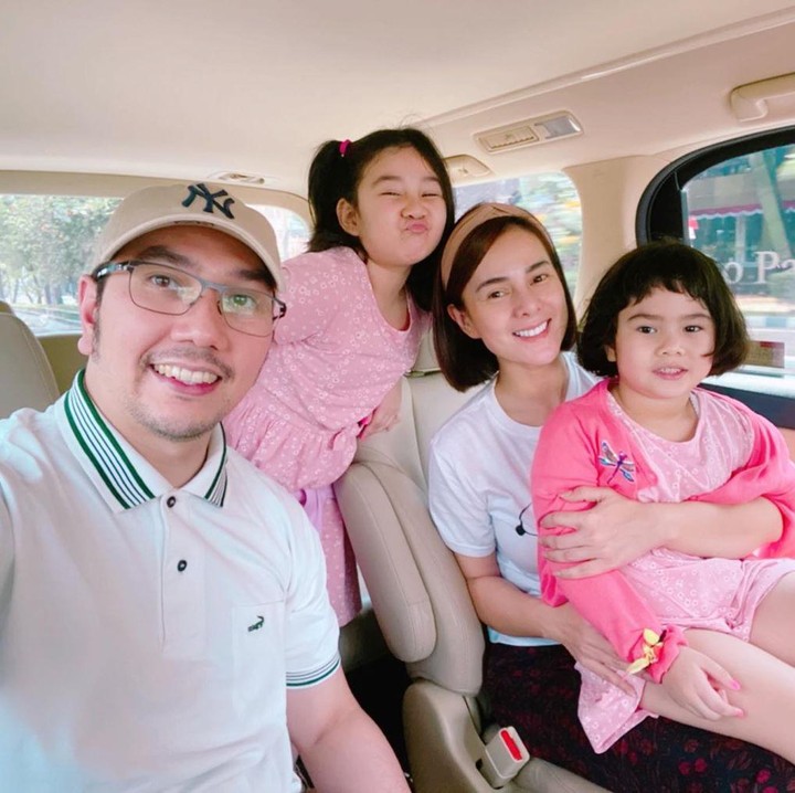 <p>Astrid Tiar dan suami kini sudah dikaruniai dua anak perempuan, Anabel dan Isabel. (Foto: Instagram: @astridtiar127)</p>