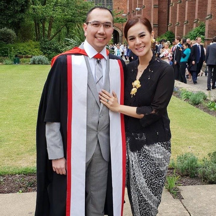 <p>Tahukah, Bunda, suami Astrid Tiar ini seorang dokter yang bergelar doktor. Lengkapnya adalah dr.Gerhard Reinaldi Situmorang, B.Med Sc., Sp.U, Ph.D. (Foto: Instagram: @astridtiar127)</p>