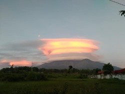 Gunung Arjuno Bermahkota Emas Pagi Tadi