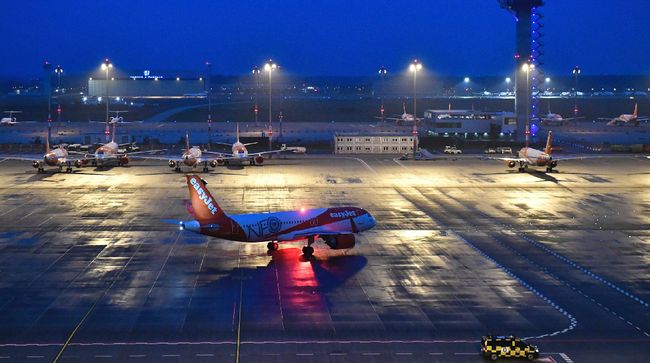 Remaja berusia 18 tahun ini bercanda akan meledakkan pesawat saat penerbangan, hingga membuat dua jet tempur mengikuti pesawat yang ditumpangi.