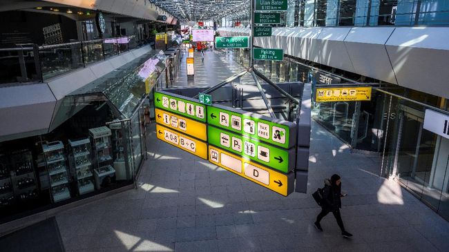 Bagi penumpang yang sering terlambat datang, Bandara Tegel sangat menyenangkan. Jarak antara pintu pesawat dan pintu bandara hanya 30 menit jalan kaki.