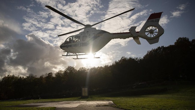 FOTO: Belgia Pakai Helikopter Bawa Pasien Corona ke Jerman