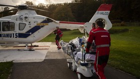 FOTO: Belgia Pakai Helikopter Bawa Pasien Corona ke Jerman