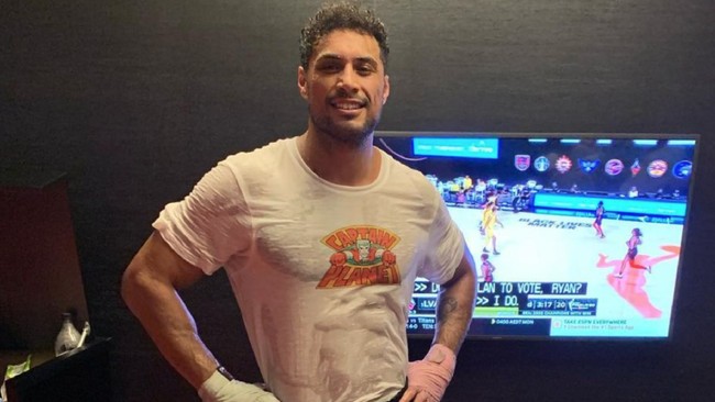 Carlos Ulberg dianggap terlalu tampan untuk menjadi petarung UFC. Ulberg dua kali menolak tawaran menjadi bintang The Bachelor.