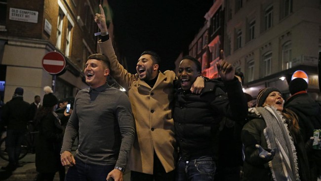 Sejumlah penduduk London, Inggris, memilih pergi ke luar kota menghindari kebijakan penguncian wilayah akibat mutasi virus corona.