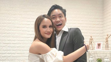 img-title Deddy Corbuzier Sebut Azka Tak Bisa Tidur Usai Dipeluk Cinta Laura