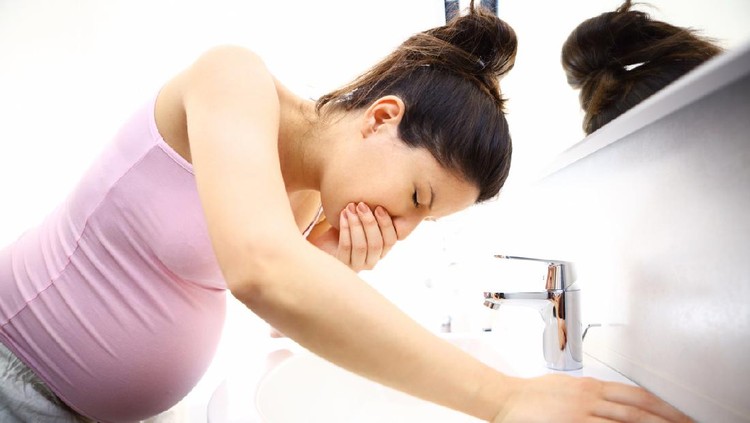 hamil Pregnant woman in bathroom feeling sick