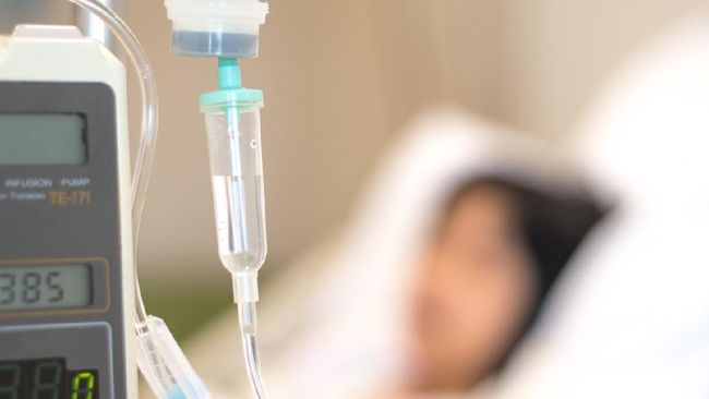 Dokter Bambang Dwipuyono mengungkapkan banyak pasien kanker lebih memilih pengobatan alternatif. Kondisi ini dapat merugikan pasien.