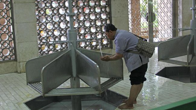 Wudu adalah menyucikan diri dengan membasuh muka, tangan, kepala, dan kaki yang dilakukan sebelum salat. Simak bacaan doa sebelum wudhu.