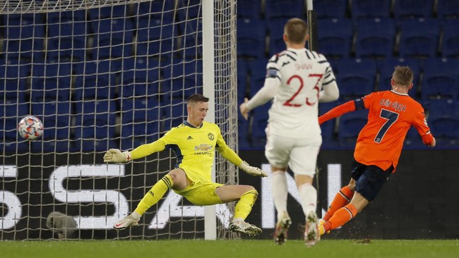 Manchester United menghadapi Istanbul Basaksehir di Liga Champions dengan membawa memori buruk bermain seolah tanpa bek di pertemuan pertama.