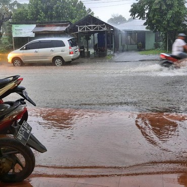 Jakarta Waspada, Hujan Lebat Angin Kencang Bakal Lanjut hingga Sore