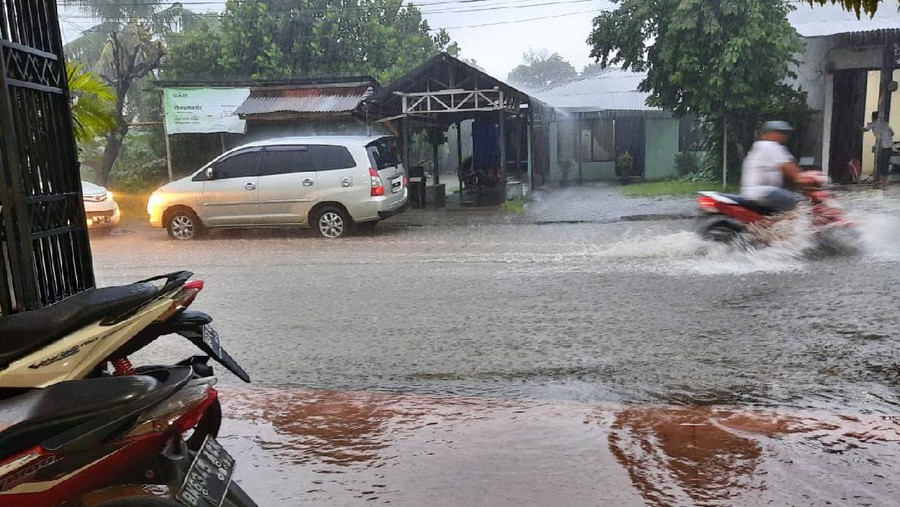 Jalan Eka Rasmi digenangi air usai hujan deras guyur Medan (Haris-detikcom)