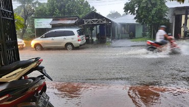 img-title Jakarta Waspada, Hujan Lebat Angin Kencang Bakal Lanjut hingga Sore
