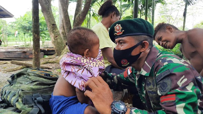 Satgas Pamtas RI-PNG Yonif Mekanis Raider 413 Kostrad Pos Yetti memperkenalkan budaya Pulau Jawa kepada anak-anak Papua di Distrik Arso Timur, Kabupaten Keerom.