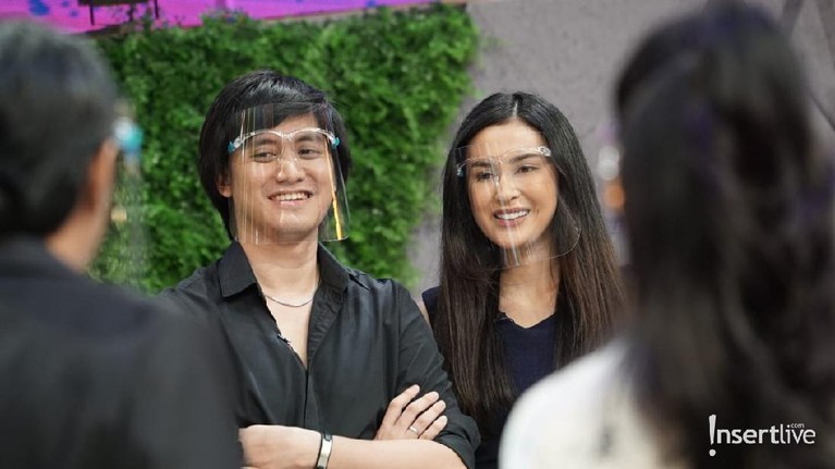 6 Potret Wajah Semringah Kevin Aprilio & Vicy Melanie usai Menikah - Foto 1