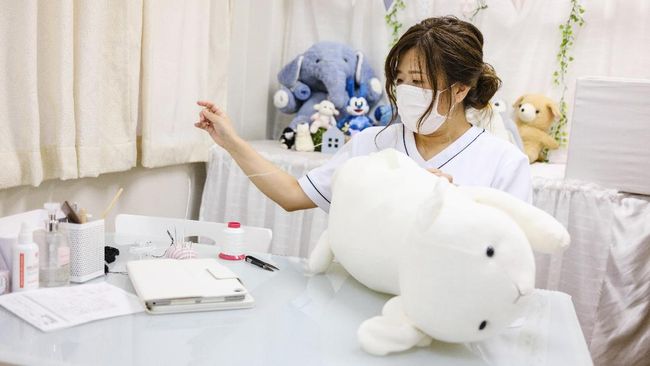 Natsumi Clinic punya spesilisasi dalam memulihkan boneka dan mainan rusak ke kondisi primanya