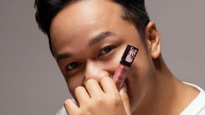 Mengintip Indahnya Koleksi Terbaru MAKE OVER: MAKE OVER X Tities Sapoetra Bloom Infinite