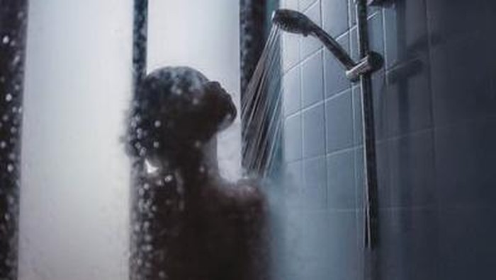 Manfaat Tak Terduga Mandi Pagi dengan Air Dingin