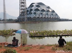 Tak Hanya Indah, Kawasan Masjid Apung Bandung Juga Jadi Tempat Mancing