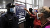 FOTO: Aksi Pendukung Trump Minta Setop Penghitungan Suara Sejumlah massa mendatangi gedung penghitungan suara di Detroit, Michigan, meminta penghitungan suara Pilpres AS 2020 dihentikan.