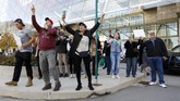 FOTO: Aksi Pendukung Trump Minta Setop Penghitungan Suara Sejumlah massa mendatangi gedung penghitungan suara di Detroit, Michigan, meminta penghitungan suara Pilpres AS 2020 dihentikan.