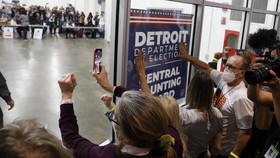 FOTO: Aksi Pendukung Trump Minta Setop Penghitungan Suara