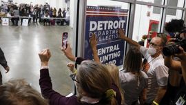 FOTO: Aksi Pendukung Trump Minta Setop Penghitungan Suara