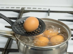 Tips Bikin Telur Rebus Sempurna dari Chef Ternama, Begini Triknya!