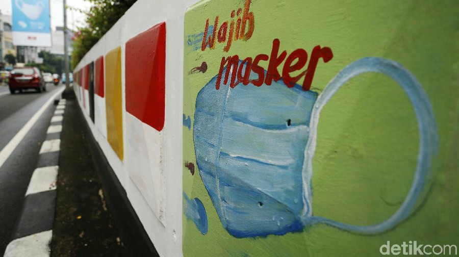 Mural berisi imbauan untuk menerapkan protokol kesehatan menghiasi dindin underpass Arteri Pondok Indah, Jakarta Selatan, Kamis (5/11/2020).