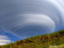 Video Fenomena Topi Awan Berlapis di Gunung Lawu