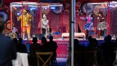 FOTO: Ada Opera di Balik Masker Kelompok opera di AS menghelat pertunjukan disertai protokol kesehatan pencegahan virus Corona yang ketat, dengan penampil mengenakan masker.