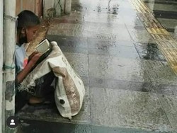 Mengenal Remaja Pemulung yang Viral Baca Al-Quran di Trotoar Bandung