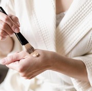 Merasa Sulit Menemukan Foundation yang Cocok dengan Kulit? Ikuti Cara Ini!